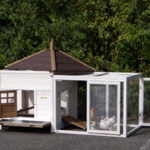 The hutch Ambiance Large offers a lot of place for your chickens