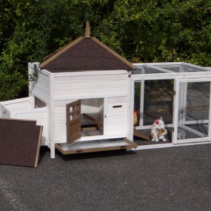 The roof of the nesting box and the rabbit hutch Ambiance Large are provided with roofing felt