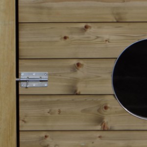 The dog kennel Rex's night shelter is equipped with a window and a sturdy door lock