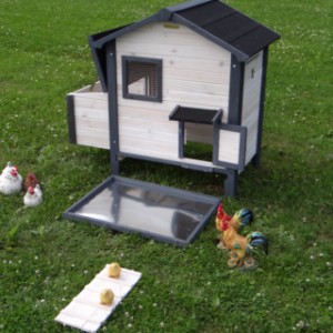 The chickencoop Nadine is provided with a removable tray