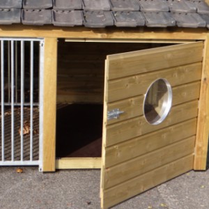 The dog house Rex 3 has a door to the sleeping compartment