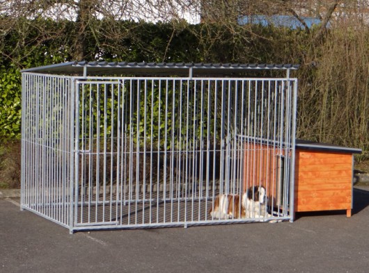 Large dog kennel with roof and insulated doghouse 200x407 cm