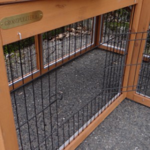 The guinea pig hutch has also 2 little mesh doors