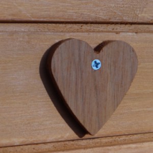 The chickencoop Holiday Large is provided with a beautiful wooden heart