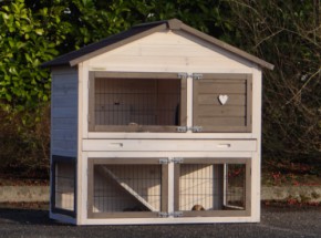 Rabbit hutch Regular Medium with insulation kit and chewprotection