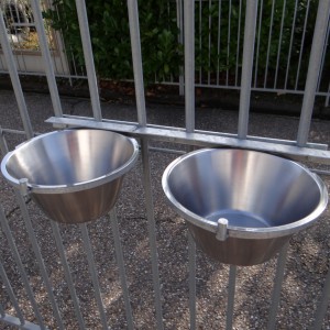 Also fits the 4 litre double food/water bowl
