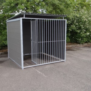 Dogkennel with dooropening