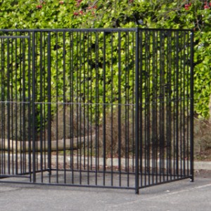The black dog kennel has the dimensions 1,5x2m