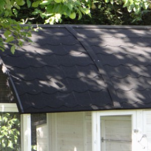 The roof of the rabbit hutch Kathedraal XL is provided with roofing felt