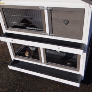 The rabbit hutch Excellent Medium can be cleaned very easily because of the trays