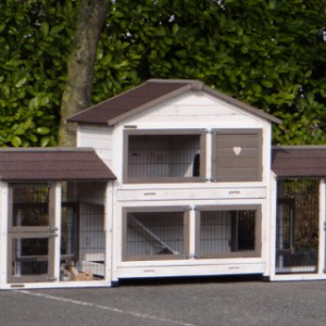 The Excellent Medium rabbit hutch is supplied with an insulation set and is winter-proof