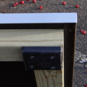 The base plate is provided with plastic feet