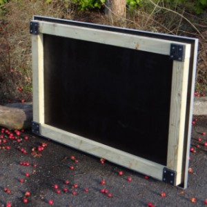 Bottom of the deck equipped with a strong frame and plastic feet.