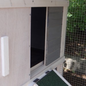 The sleeping compartment of rabbit hutch Budget is provided with a sliding door