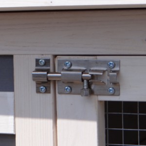 The doors of rabbit hutch Budget are provided with double doorlocks