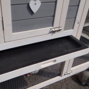 Because of the removable tray you can clean the rabbit hutch Julia very easily