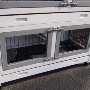 The rabbit hutch Excellent Small is provided with 2 trays