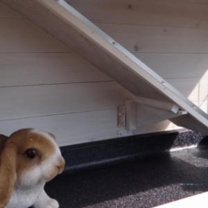 The ramp of rabbit hutch Excellent Small is provided with black roofing felt
