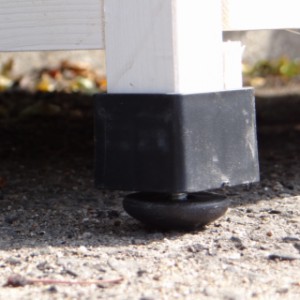 Rabbit hutch Excellent Medium stands on plastic feet, against rising moisture