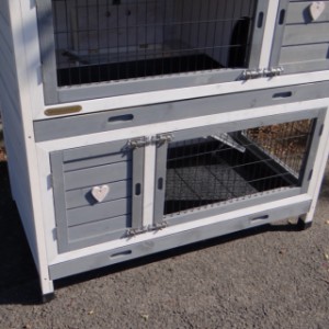 The rabbit hutch Kim is provided with 2 plastic trays