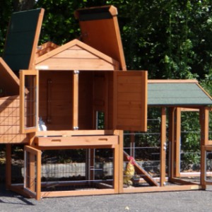 The chickencoop Prestige Small is provided with large doors