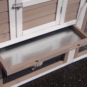 The wooden hutch Leah is provided with a zinc tray