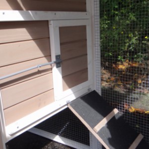 The chickencoop Leah has a lockable sleeping compartment