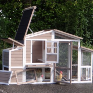 The rabbit hutch Leah is provided with a hinged roofpanel