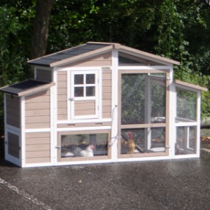 The rabbit hutch Leah is provided with a nesting box