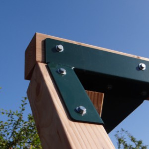 The Success low add-on swing is delivered with a green powder-coated corner connector