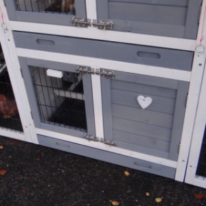 Because of the practical trays you can clean the rabbit hutch Double Small very easily