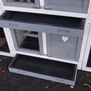 The guinea pig hutch Double Small has 2 plastic trays
