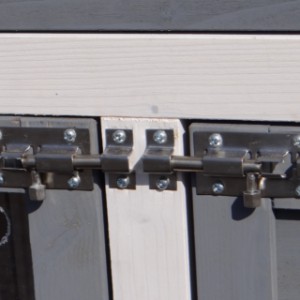 Guinea pig hutch Double Medium is equipped with sturdy sliding locks