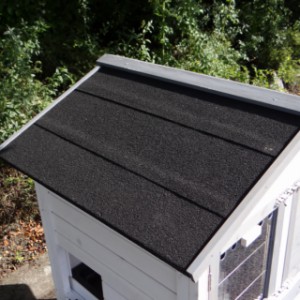 The rabbit hutch Double Small is provided with black roofing felt