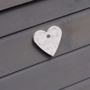 Chickencoop Prestige Medium is provided with a wooden heart