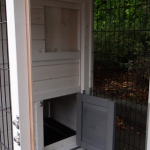 Chickencoop Dooble Small has a lockable sleeping compartment