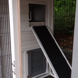 Both sleeping compartments of the rabbit hutch Double Small are accessible from both sides