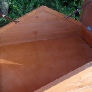 The chickencoop Prestige Medium is provided with a hinged roof and has a storage attick