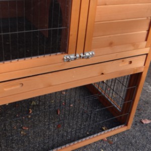 Because of the plastic tray you can clean the rabbit hutch Prestige Medium very easliy