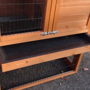 Because of the plastic tray you can clean the chickencoop Prestige Medium very easily