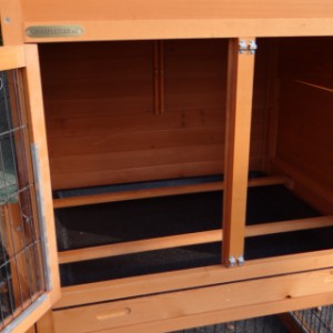The sleeping compartment of chickencoop Prestige Medium is provided with 2 removable perches