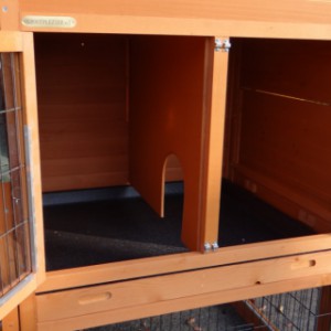 Have a look in the sleeping compartment of rabbit hutch Prestige Medium