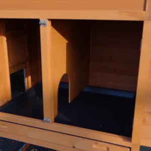 The large sleeping compartment of rabbit hutch Prestige Medium is suitable for 1 à 3 rabbits
