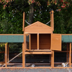 The rabbit hutch Prestige Medium is provided with a hinged roof