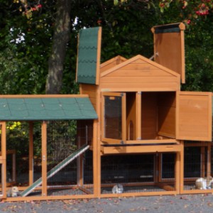 The rabbit hutch Prestige Medium is provided with large doors
