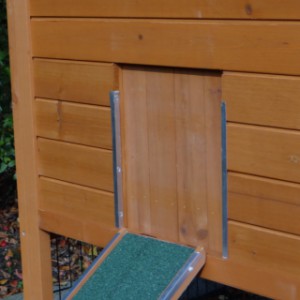 The rabbit hutch Prestige Medium is equipped with a lockable night shelter
