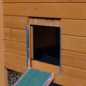The rabbit hutch Prestige Medium has a large opening to the sleeping compartment