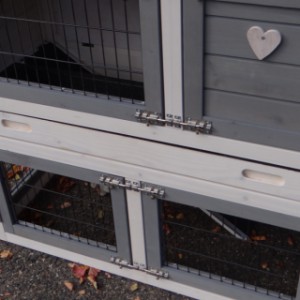 Rabbit hutch Regular Small is equipped with a plastic sliding tray