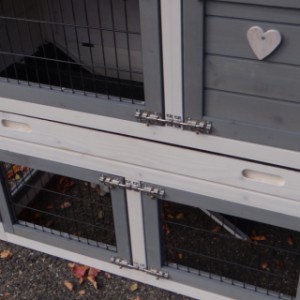 The rabbit hutch Regular Small is provided with a plastic tray