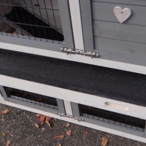 The sliding tray allows the Regular Small rabbit hutch to be cleaned easily